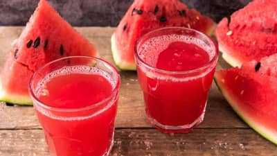 refresshing watermelon drink: उन्हाळ्यात शरीराला हायड्रेटेड ठेवण्यासाठी कलिंगडाचा या पद्धतीनं वापर करा