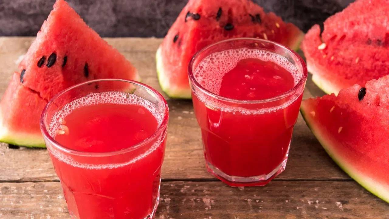 refresshing watermelon drink: उन्हाळ्यात शरीराला हायड्रेटेड ठेवण्यासाठी कलिंगडाचा 'या' पद्धतीनं वापर करा refresshing watermelon drink: उन्हाळ्यात शरीराला हायड्रेटेड ठेवण्यासाठी कलिंगडाचा 'या' पद्धतीनं वापर करा
