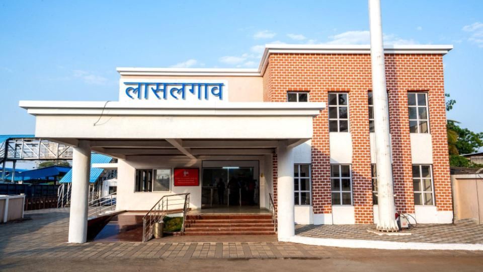 लासलगाव रेल्वे स्थानक - प्रवाशांच्या मागणी आणि सोय ध्यानात घेऊन, भारतीय रेल्वे प्रवाशांना चांगल्या सुविधा देण्यासाठी सतत प्रयत्नशील आहे. दक्षिण मध्य रेल्वे प्रवाशांच्या सोयीसाठी आणि विकासासाठी वचनबद्ध आहे.