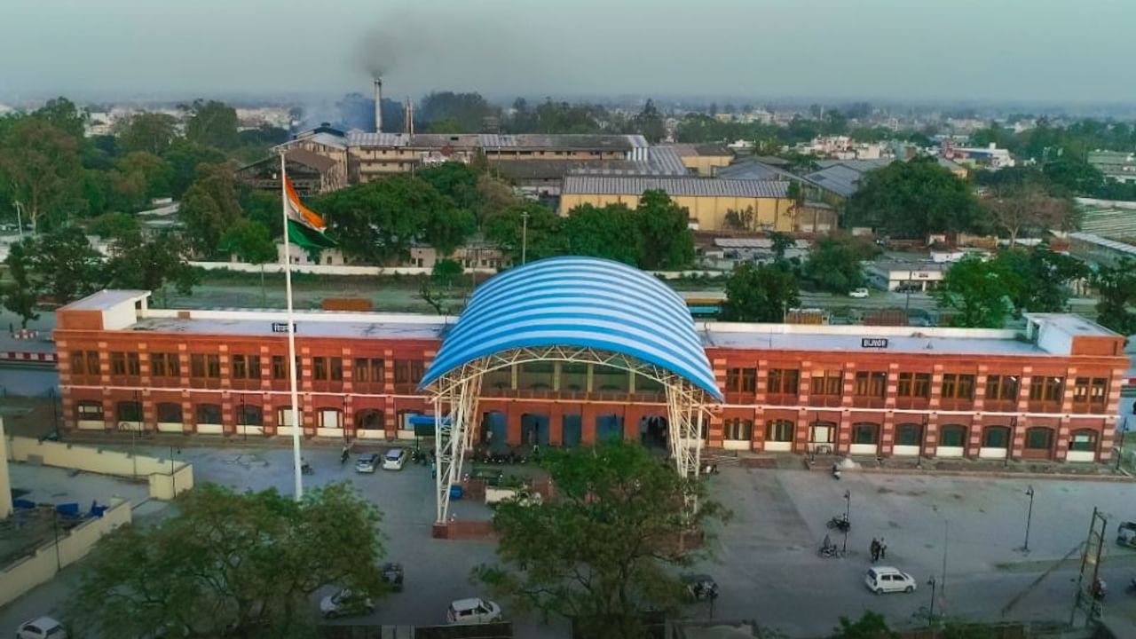 Bijnor Station : अमृतभारत अंतर्गत भारतीय रेल्वेच्या स्थानकांचा पुनर्विकास केंद्र करणार करीत आहे.या योजनेंतर्गत देशातील १०३ स्थानकांचे उद्घाटन देशाचे पंतप्रधान नरेंद्र मोदी यांच्या हस्ते व्हिडिओ कॉन्फरन्सिंगद्वारे २२ मे २०२५ रोजी होत आहे.