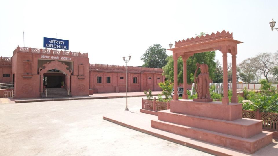 Orchha Railway Station- या स्थानकांच्या सुशोभीकरणात स्थानिक संस्कृती आणि समृद्ध वारसा देण्यात आला आहे. ही स्थानके आकर्षक केंद्र बनली आहेत. जेथे प्रवाशांच्या संख्येत वाढ होण्याबरोबरच, रोजगार वाढीची मोठी संधी निर्माण होणार आहे. त्यामुळे स्थानिकांना फायदा होणार आहे.