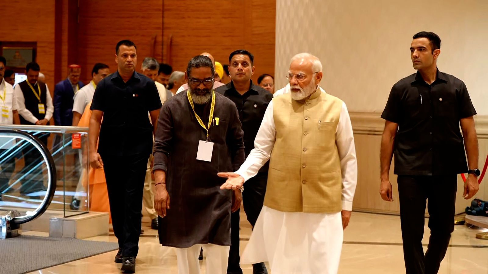 केरळचे मुख्यमंत्री पिनराई विजयन हेदेखील या बैठकीला उपस्थित नव्हते. त्याऐवजी त्यांनी राज्याचे अर्थमंत्री के एन बालगोपाल यांना या बैठकीला पाठवलं होतं.