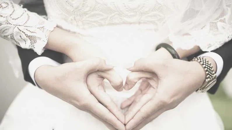   दाम्पत्य जीवनातील आतल्या गोष्टी : नवरा बायकोच्या आतील गोष्ट कुणालाही सांगू नका. कारण ती तुमची खासगी गोष्ट असते, तिसऱ्या व्यक्तीला ही गोष्ट सांगणं म्हणजे पायावर कुऱ्हाड मारून घेण्यासारखं आहे, असं चाणक्य म्हणतात. 