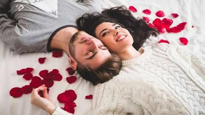 पती-पत्नी हे एक विश्वासाचं नातं असतं. या नात्यात कधी सुख तर कधी दुख येत असतं. वादावादी होत असतात. पण नंतर सर्व काही अलबेलही होत असतं. पण अशावेळी पत्नीशी संबंधित कोणत्याही गोष्टी कुणालाही शेअर करू नका. नाही तर आयुष्य नर्क बनेल. 