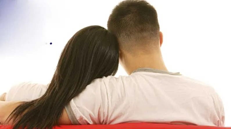 दोघांचे वाद : नात्यात छोटे छोटे वाद होतात. पण हे वाद घराच्या चार भिंतीतच राहिले पाहिजे. चाणक्याच्या मते, घरातील वाद दुसऱ्यांना सांगितल्याने तुमची खिल्ली उडवली जाऊ शकते. किंवा संबंधित लोक तुमच्या नात्यात विष कालवू शकतात. 