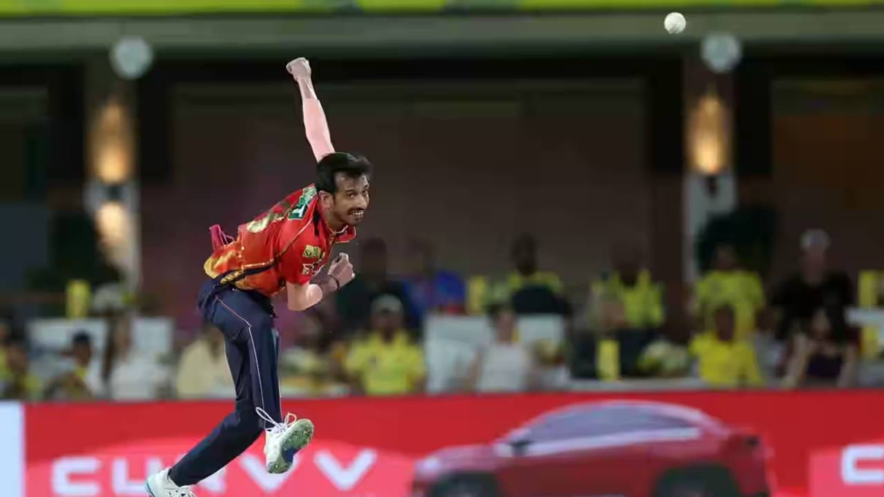 युजवेंद्र चहलने आरसीबीविरुद्धच्या सामन्यात तीन विकेट घेतल्या तर भारतात टी20 क्रिकेटमध्ये सर्वाधिक विकेट घेण्याचा मान मिळेल. या यादीत पियुष चावला आघाडीवर आहे. त्याने 289 विकेट घेतल्या आहेत. तर चहलच्या नावावर 287 विकेट आहेत. म्हणजे तीन विकेट घेताच हा विक्रम चहलच्या नावावर होईल. (Photo- BCCI/IPL)