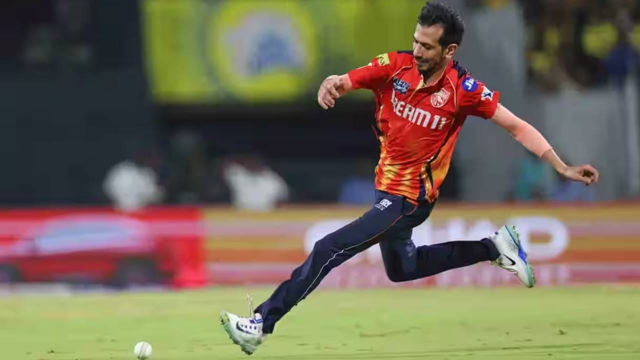 युजवेंद्र चहलने साखळी फेरीच्या शेवटच्या दोन सामन्यात भाग घेतला नव्हता. बोटाच्या दुखापतीमुळे खेळला नव्हता. आता पूर्णपणे फिट असून क्वॉलिफायर 1 फेरीत आरसीबीविरुद्ध खेळणार हे स्पष्ट आहे. त्याचाकडे संघाला जिंकवण्याचा आणि एक विक्रम आपल्या नावावर करण्याची संधी आहे. (Photo- BCCI/IPL)