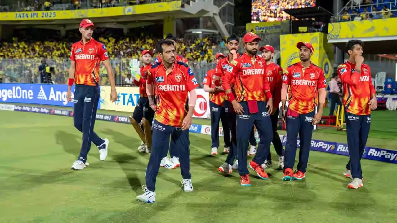 युजवेंद्र चहलने साखळी फेरीत चेन्नई सुपर किंग्सविरुद्ध हॅटट्रीक घेतली होती. आयपीएल 2025 स्पर्धेतील ही एकमेव हॅटट्रीक आहे. चेन्नई सुपर किंग्सविरुद्ध कोणत्याही गोलंदाजाची ही पहिली हॅटट्रीक होती. युजवेंद्र चहलने 14 पैकी 12 सामन्यात 11 विकेट घेतल्या आहेत. (Photo- BCCI/IPL)