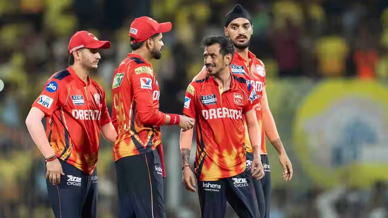 युजवेंद्र चहलने मुंबई इंडियन्ससोबत 2011 मध्ये प्रवास सुरु केला. त्यानंतर 2014 मध्ये आरसीबीसोबत आला. 2022 मध्ये राजस्थान रॉयल्स संघाकडून खेळला. त्यानंतर 2025 पंजाब किंग्स संघात आला. (Photo- BCCI/IPL)