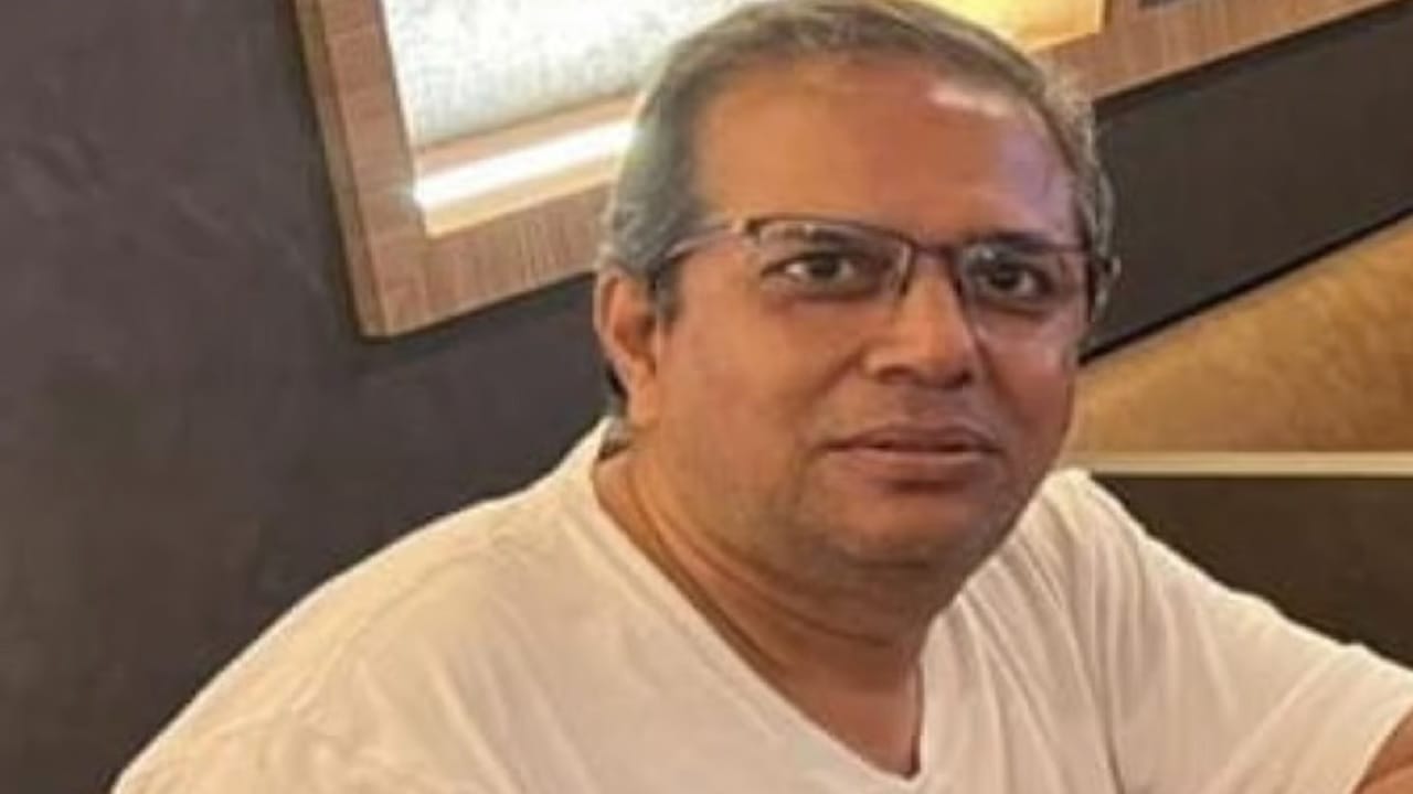 प्रसिद्ध लेखक, दिग्दर्शकाने संपवलं आयुष्य, व्हॉट्सॲप नोटमध्ये लिहिलं धक्कादायक कारण प्रसिद्ध लेखक, दिग्दर्शकाने संपवलं आयुष्य, व्हॉट्सॲप नोटमध्ये लिहिलं धक्कादायक कारण