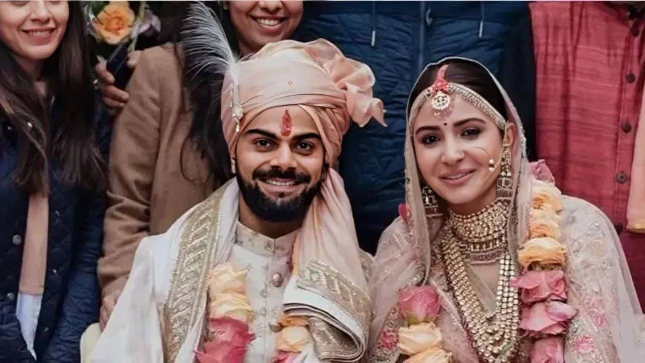 विराट कोहली-अनुष्का शर्मा: विराट आणि अनुष्का हे एक आदर्श जोडपं म्हणून ओळखले जातात. चाहत्यांना त्यांच्यासारखी जोडी हवी असते. दोघेही एकमेकांना त्यांच्या करिअरमध्ये नेहमी सपोर्ट करतात, पाठिशी ठामपणे उभे असतात.  वेगवेगळ्या इंडस्ट्रीमध्ये काम करूनही, दोघेही कठीण काळात एकमेकांना कधीही एकटे सोडत नाहीत. हा त्यांच्या मजबूत नात्याचा पाया आहे.