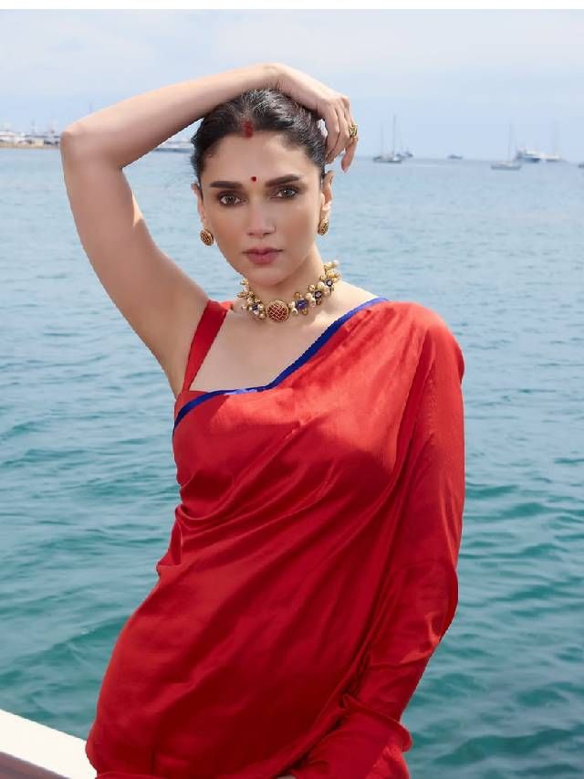 Aditi Rao Hydari : सिंदूर, लाल साडी आणि... कान्समध्ये आदिती राव हैदरीचा जलवा Aditi Rao Hydari : सिंदूर, लाल साडी आणि... कान्समध्ये आदिती राव हैदरीचा जलवा