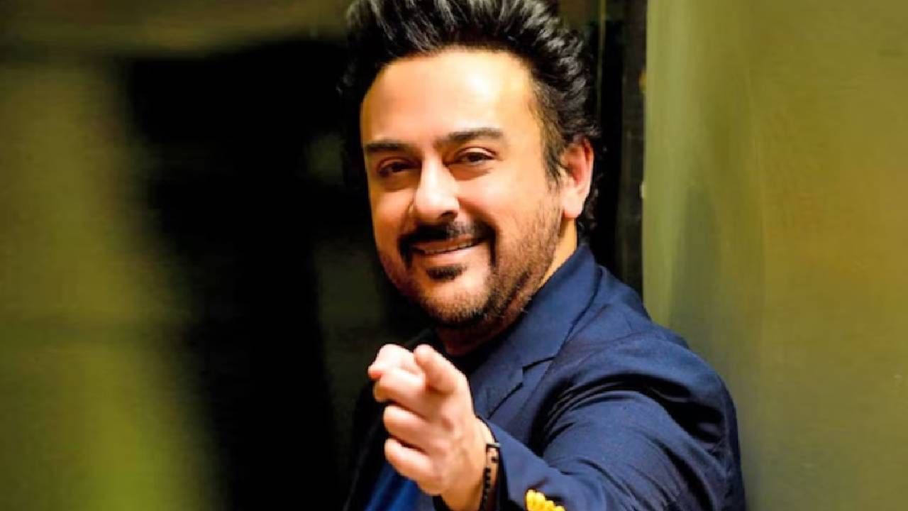 प्रसिद्ध गायक अदनान सामीने भारताने पाकिस्तानवर केलेल्या एअर स्ट्राइकवर प्रतिक्रिया दिली आहे. 'ऑपरेशन सिंदूर'चं त्याने समर्थन केलं असून पाकिस्तानी न्यूज अँकर्सला चांगलाच टोला लगावला आहे. 
