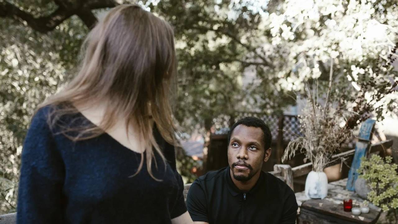 कदाचित हेच कारण असावं की, पार्टनरच्या अफेअरबद्दल समजल्यानंतरही त्याला माफ करण्यासाठी भारतीय तयार असतात असं सर्वेमध्ये म्हटलं आहे. 55 टक्के लोक पार्टनरला धोका देतात असं सर्वेत म्हटलं आहे. यात 56 टक्के महिला आहेत. या सर्वेमध्ये चेन्नई, हैदराबाद, पुणे, कोलकत्ता, अहमदाबाद, बंगळुरु, मुंबईतील 1525 विवाहित भारतीयांचा समावेश करण्यात आला होता.