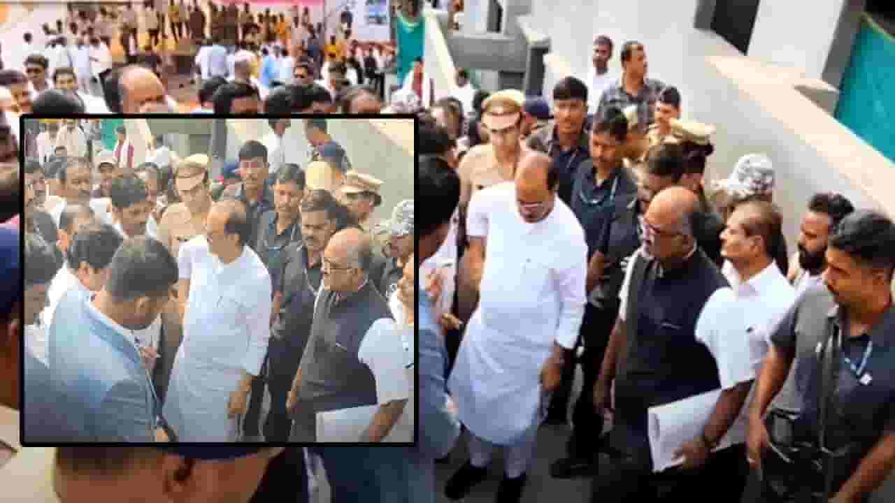 Ajit Pawar : बीडच्या परळी दौऱ्यावर असताना अजितदादा भडकले, वैद्यनाथ मंदिराच्या पायऱ्या चढत होते अन्... नेमकं काय घडलं?