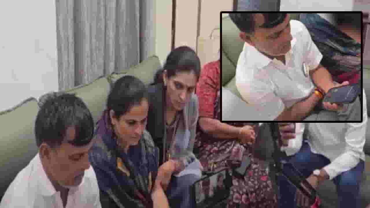 Vaishnavi Hagawane Case : अजितदादांचा वैष्णवी हगवणेंच्या वडिलांना फोन, दिलं मोठं आश्वासन, नेमकं काय म्हणाले? Vaishnavi Hagawane Case : अजितदादांचा वैष्णवी हगवणेंच्या वडिलांना फोन, दिलं मोठं आश्वासन, नेमकं काय म्हणाले?