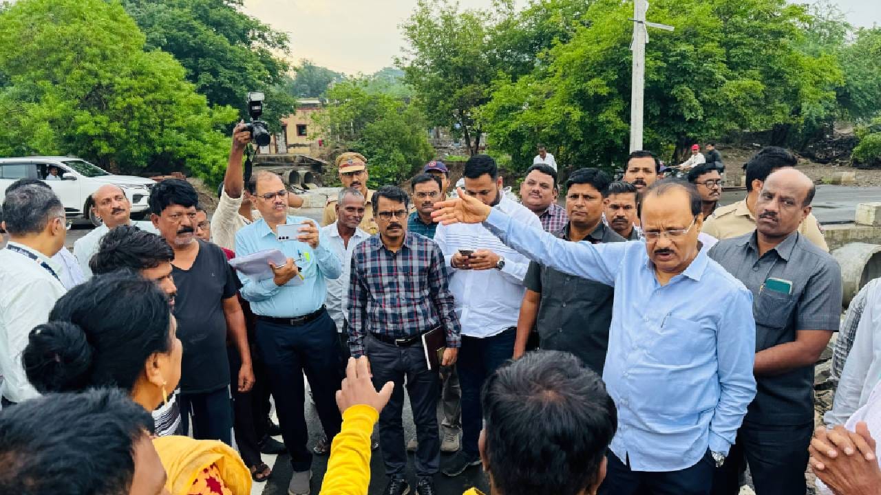 उपमुख्यमंत्री अजित पवारांनी शेटफळगढे गावात पावसामुळे झालेल्या नुकसानाची पाहणी केली. यावेळी त्यांनी अधिकाऱ्यांना काही सूचनादेखील दिल्या. 
