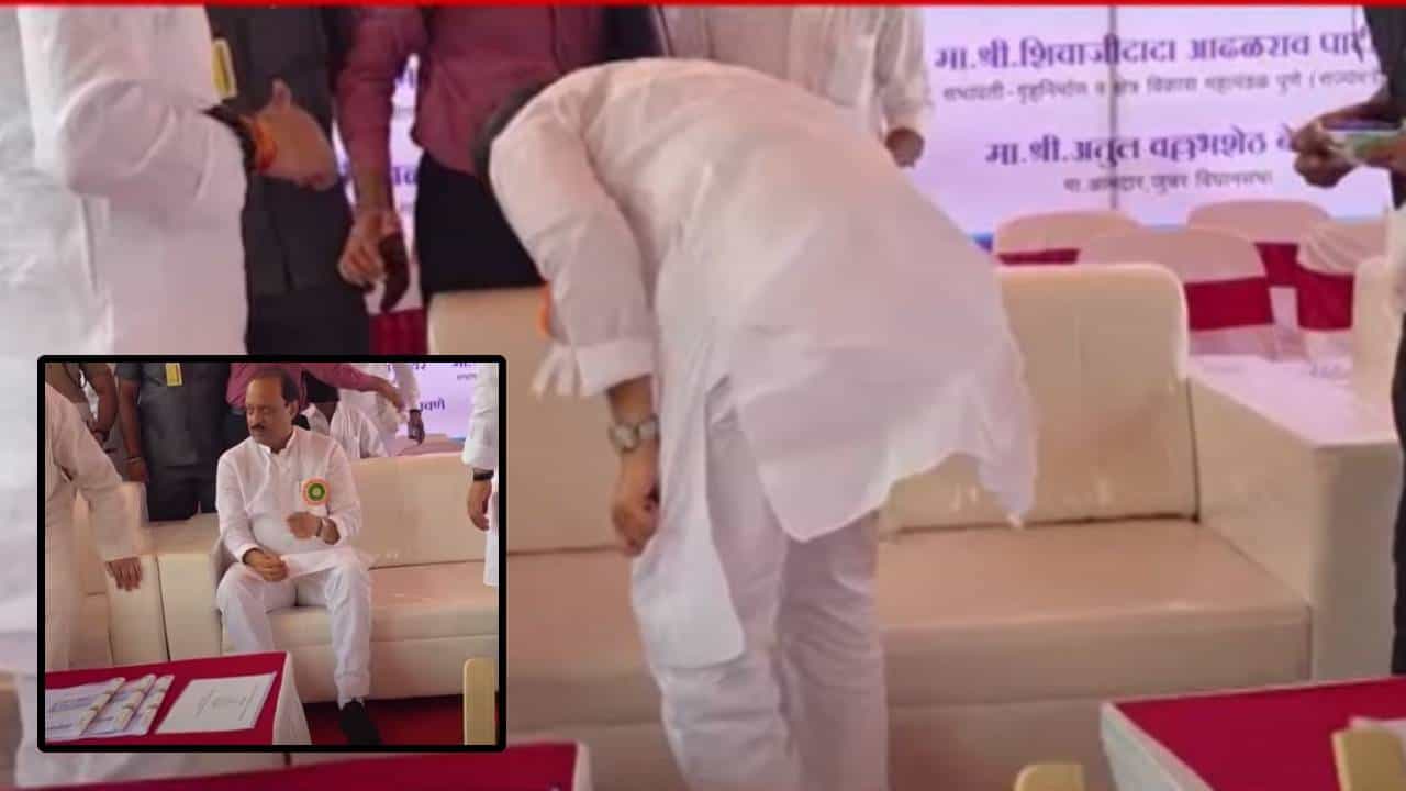 Ajit Pawar : दादांना आवडे स्वच्छता... एका कार्यक्रमात अजित पवारांनी स्वतःच्या हातानं पुसला सोफा, व्हिडीओ व्हायरल