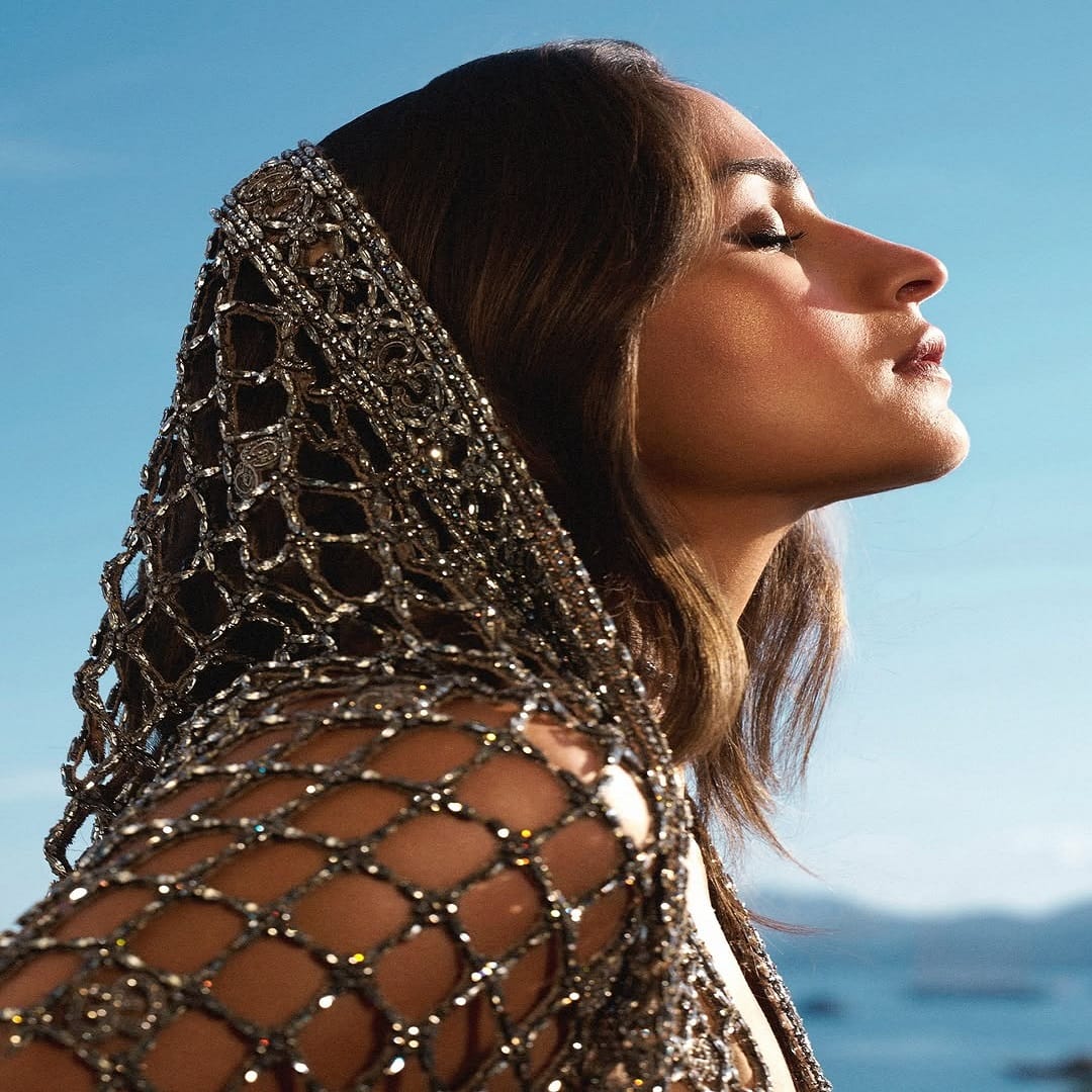 आलिया हिने 2022 मध्ये  अभिनेता रणबीर कपूर याच्यासोबत लग्न करत मुलीला जन्म दिला. आज आलिया संसार आणि करीयर योग्य रित्या सांभाळत आहे. 