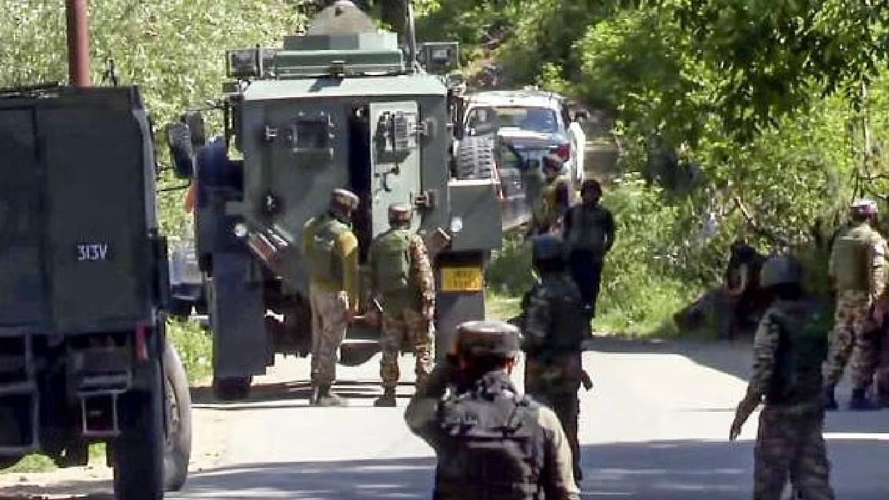 48 तासांत काश्मीरमध्ये 6 दहशतवाद्यांचा खात्मा; नागरी वस्तीत लपले होते 3 जण 48 तासांत काश्मीरमध्ये 6 दहशतवाद्यांचा खात्मा; नागरी वस्तीत लपले होते 3 जण