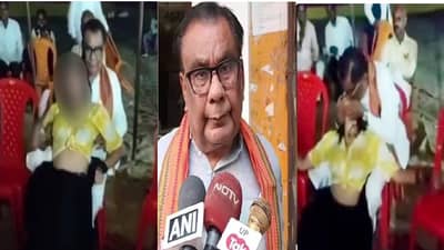 मी डान्सरला पैसे दिले... भाजप नेत्याची विचित्र कृती; महिला डान्ससरला सर्वांसमोर किस अन् स्पष्टीकरण