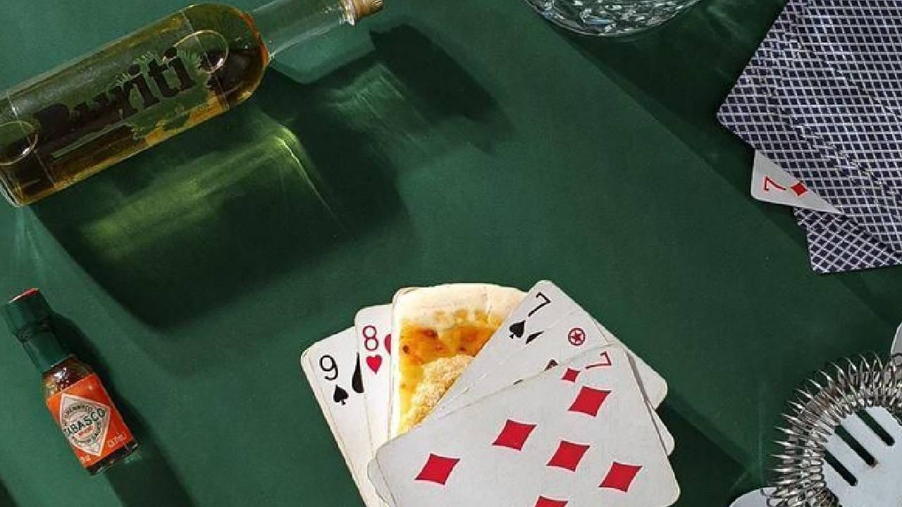 चुकीच्या लोकांच्या संगतीने धन आणि सन्मान या दोन्ही गोष्टी नष्ट होतात. त्यामुळे दारूचं व्यसन करणाऱ्या आणि फुकट खर्च करणाऱ्या लोकांपासून नेहमीच दूर राहिलं पाहिजे. 
