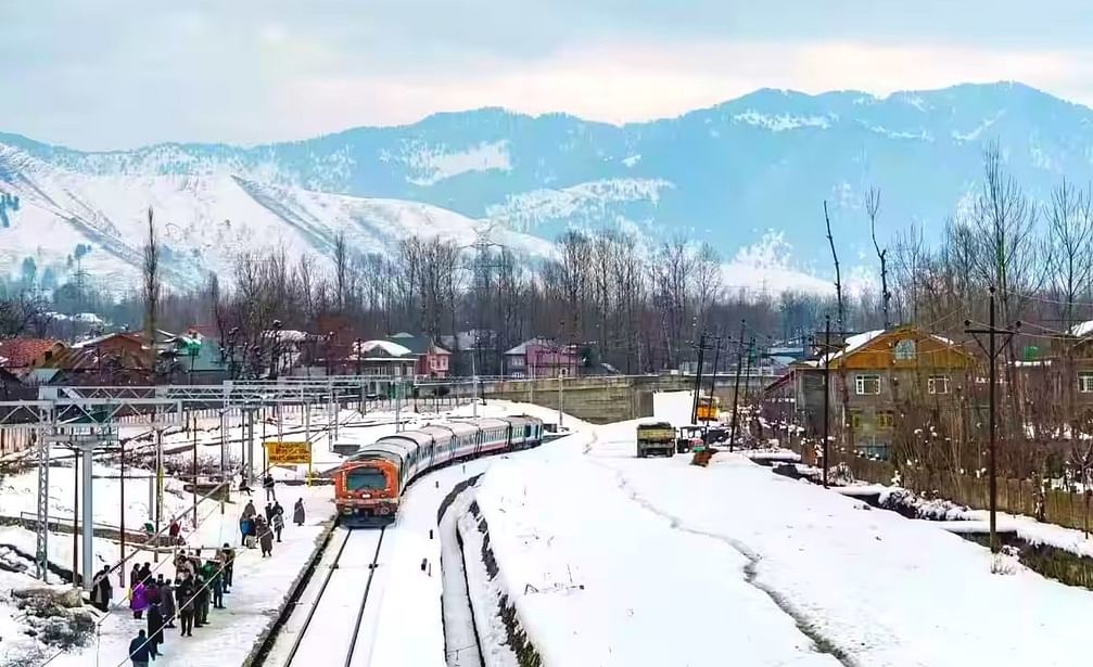 आजकाल सिंहाबाद स्थानकावर प्रवासी ट्रेन थांबत नाही.याचा वापर केवळ मालगाडीसाठी एक ट्रान्झिस्ट पॉईंटच्या रुपात होत आहे. 2011 मध्ये भारत आणि बांगलादेशातील करारानुसार मालवाहतूकीचे मोठे जंक्शन बनले.स्टेशनची ब्रिटीशकालिन वसाहती रचना आणि जुनी उपकरणे अजूनही आपल्याला भूतकाळाची आठवण करून देतात, परंतु आता ते एक शांत स्मारक बनले आहे.