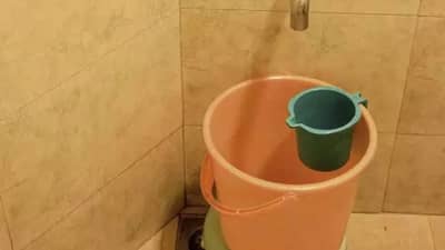 vastu tips: बाथरूममध्ये चुकूनही रिकामी बादली ठेवू नका, आयुष्यामध्ये होतील गंभीर परिणाम....
