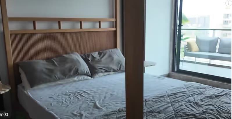 ही विजय वर्माची बेडरूम आहे जी खूप साध्यापद्धतीने सजवली आहे. बेडरुमला देखील बाल्कनी आहे. बेडरुमही जास्त मॉर्डन पद्धतीने तयार केलेली नसून अगदी साध्या पद्धतीने सजवली आहे तसेच आरामदायी आहे.