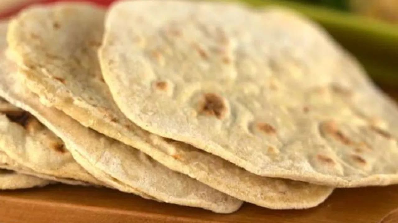 उरलेली भाकरी फेकून देण्याऐवजी, तुम्ही ती कोमट दुधासोबत देखील खाऊ शकता. बरेच लोक शिळ्या भाकरीवर तूप लावतात, भाजतात आणि नंतर खातात. यामुळे अन्नाचा अपव्यय टाळता येतो आणि सकाळी जलद पौष्टिक नाश्ता मिळतो.