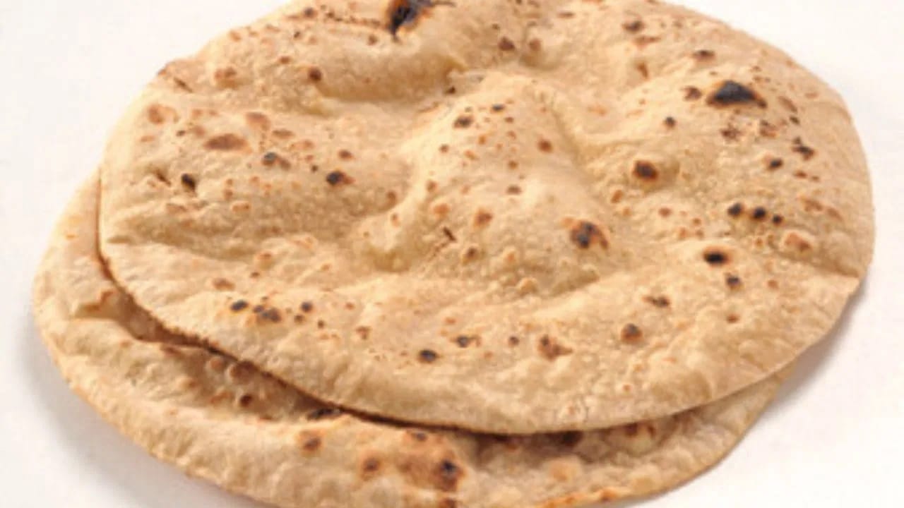 जर तुम्ही भाकरी खाण्यापूर्वी दुधात किंवा ताकात थोडा वेळ भिजवला तर ती ओलावा शोषून घेईल. यामुळे सोडियम-पोटॅशियम संतुलन सुधारते आणि ऊर्जा स्थिर राहते. ते चवीलाही अप्रतिम आहे. तसेच रक्तदाब नियंत्रित करण्यास मदत होते.