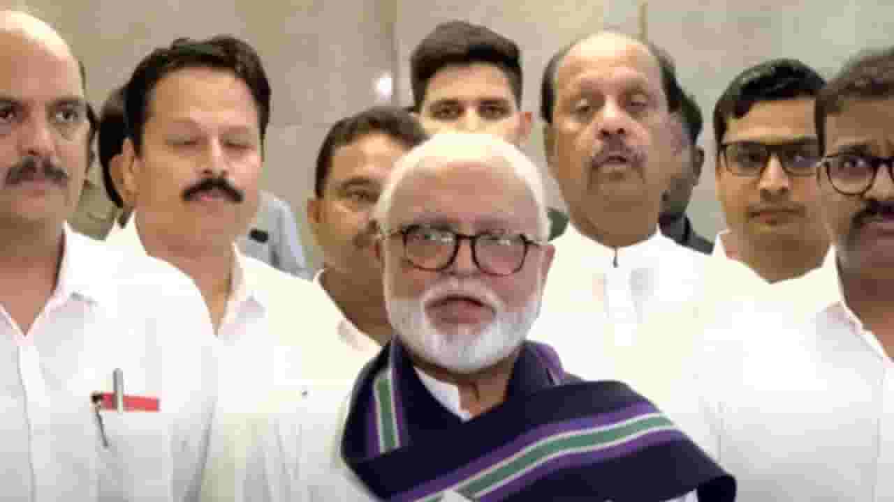 Chhagan Bhujbal : कॅबिनेट मंत्रिपदी वर्णी, भुजबळांना कोणतं खातं हवं? शपथ घेतल्यानंतर पहिली प्रतिक्रिया काय? Chhagan Bhujbal : कॅबिनेट मंत्रिपदी वर्णी, भुजबळांना कोणतं खातं हवं? शपथ घेतल्यानंतर पहिली प्रतिक्रिया काय?