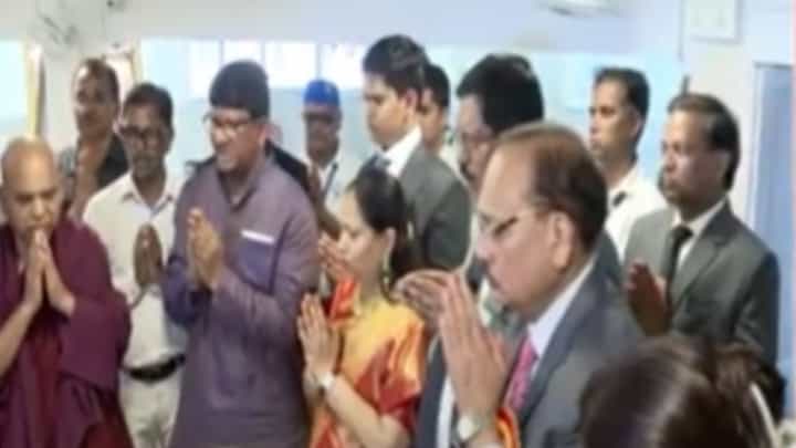 Chief Justice Bhushan Gavai : कानउघडणीनंतर रश्मि शुक्ला आणि सुजाता सौनिक चैत्यभूमीवर दाखल Chief Justice Bhushan Gavai : कानउघडणीनंतर रश्मि शुक्ला आणि सुजाता सौनिक चैत्यभूमीवर दाखल