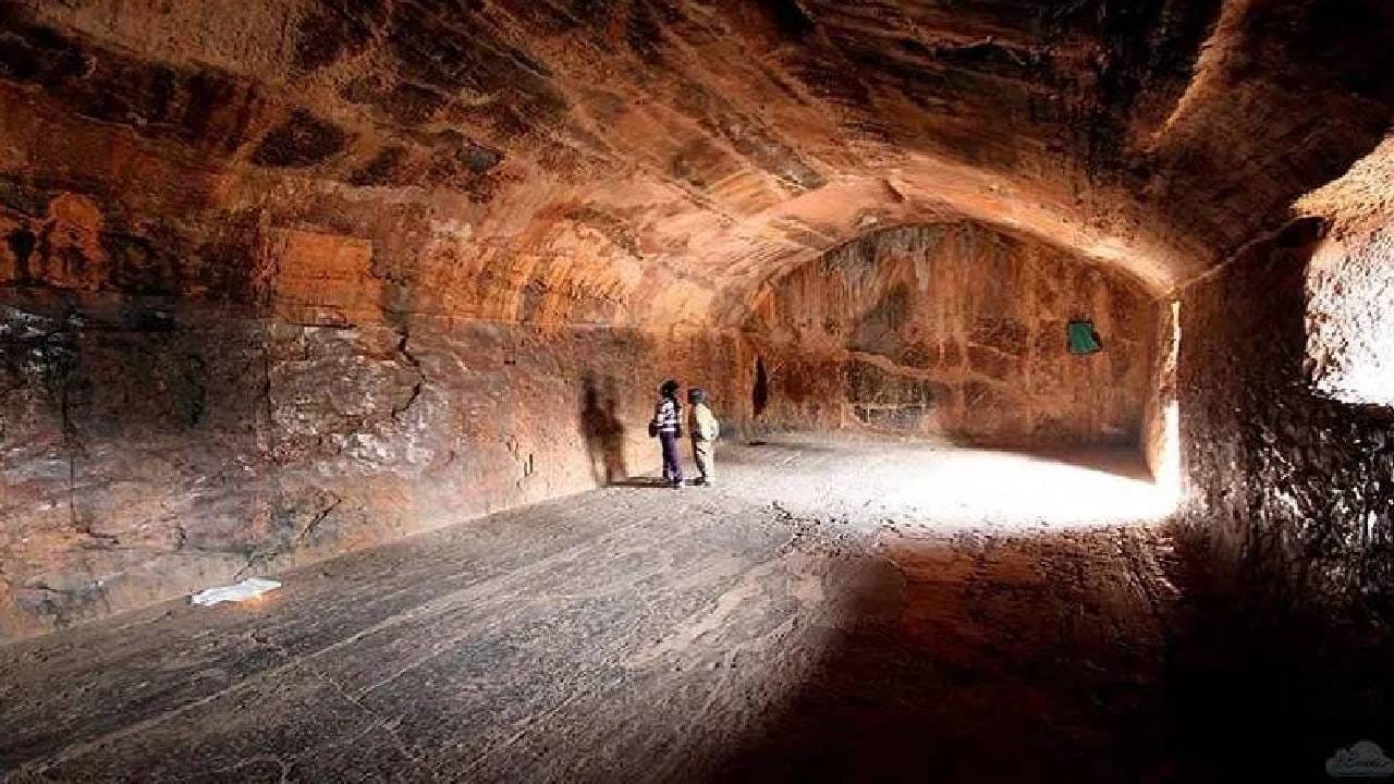 बिहारमध्ये सोन भंडार नावाची गुहा आहे. या गुहेत सोनं लपवून ठेवलेलं आहे, असं मानलं जातं. या खजान्याला एक गुप्त द्वार आहे. गुहेवर हिलिलेली लिपी तुम्हाला समजली तर तुम्ही खजिन्याचं द्वार खोलू शकता, असं मानलं जातं.