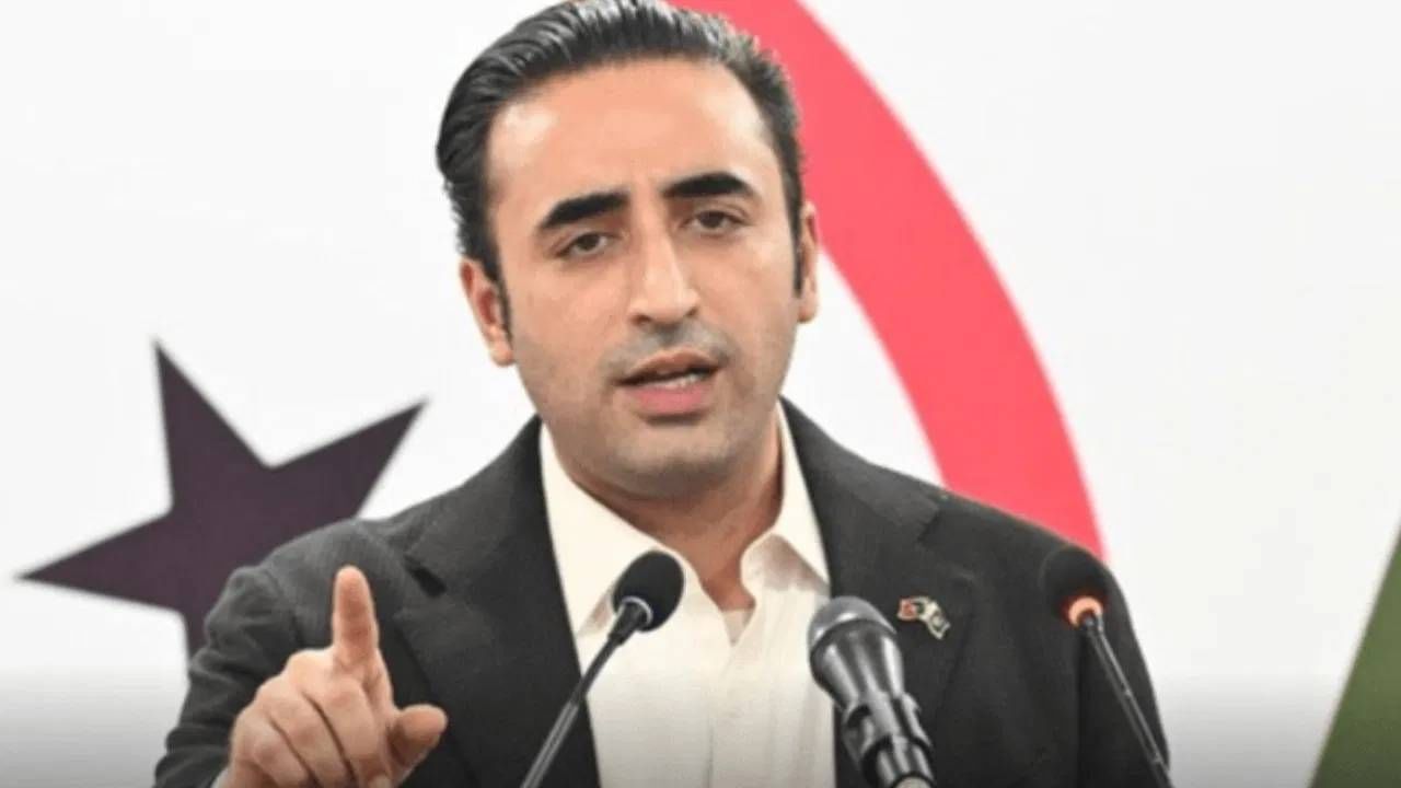 Bilawal Bhutto : अमेरिकेत जाऊन बिलावल भुट्टोचा उलटा अमेरिकेवरच मोठा आरोप, दोन्ही देशाचे बिघडू शकतात संबंध Bilawal Bhutto : अमेरिकेत जाऊन बिलावल भुट्टोचा उलटा अमेरिकेवरच मोठा आरोप, दोन्ही देशाचे बिघडू शकतात संबंध