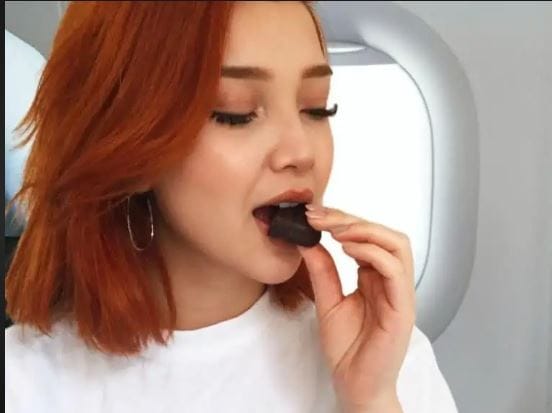 विमान प्रवासासाठी काही नियम हे आखून दिलेले असतात. ते नियम पाळणे हे गरजेचेच असतात. पण तुम्हाला काय माहित आहे की विमान प्रवासात काही गोष्टी तुम्ही घरी घेऊन येऊ शकता. तेही कोणत्याही विना रोक-टोक.