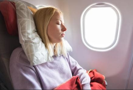 विमान प्रवासासाठी काही नियम हे आखून दिलेले असतात. ते नियम पाळणे हे गरजेचेच असतात. पण तुम्हाला काय माहित आहे की विमान प्रवासात काही गोष्टी तुम्ही घरी घेऊन येऊ शकता. तेही कोणत्याही विना रोक-टोक.