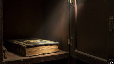 तुमच्या घरातील कपाटामध्ये ही पुस्तके ठेवल्यास घरातील सदस्य राहतील आनंदी