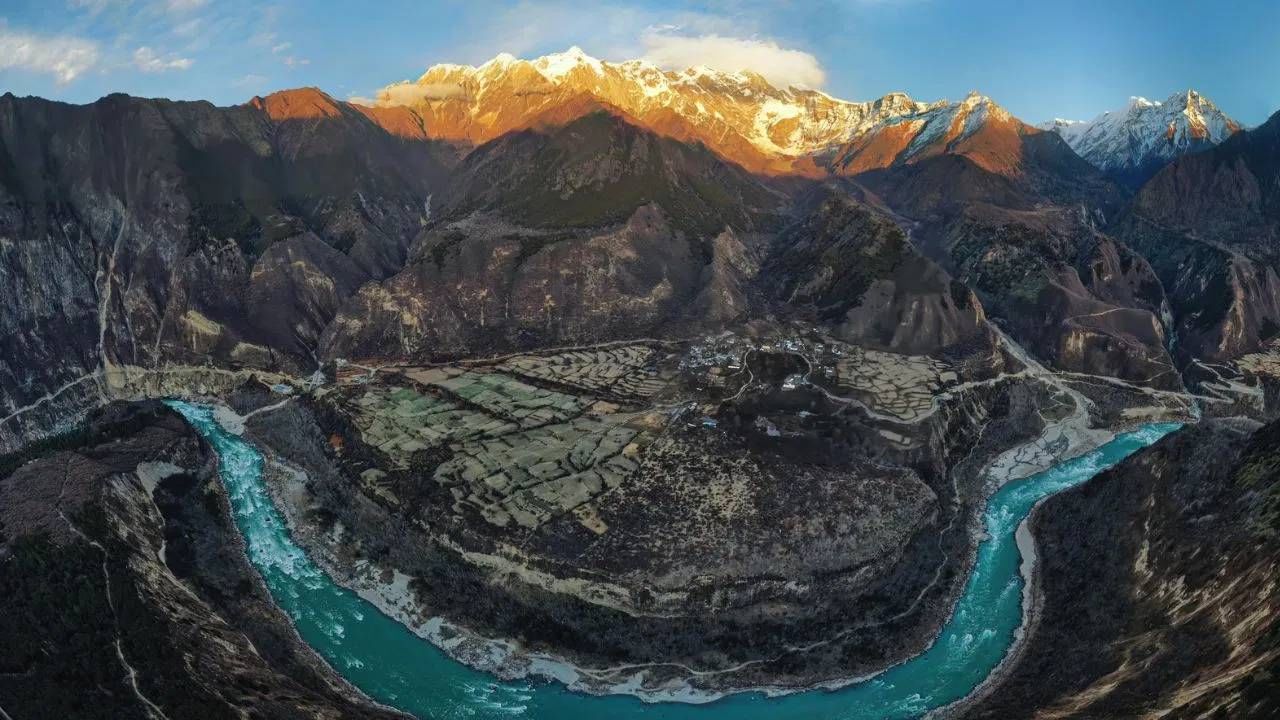 पौराणिक पार्श्वभूमी लक्षात घेता, ही नदी ब्रह्मा देवतेशी संबंधित आहे. ब्रह्मदेवाने या नदीला जन्म दिला, म्हणून त्याला ब्रह्मपुत्रा हे नाव पडले. अशाप्रकारे, या नदीला पुरुषाचा दर्जा देण्यात आला आहे.(सर्व फोटो- टीव्ही 9 नेटवर्क)