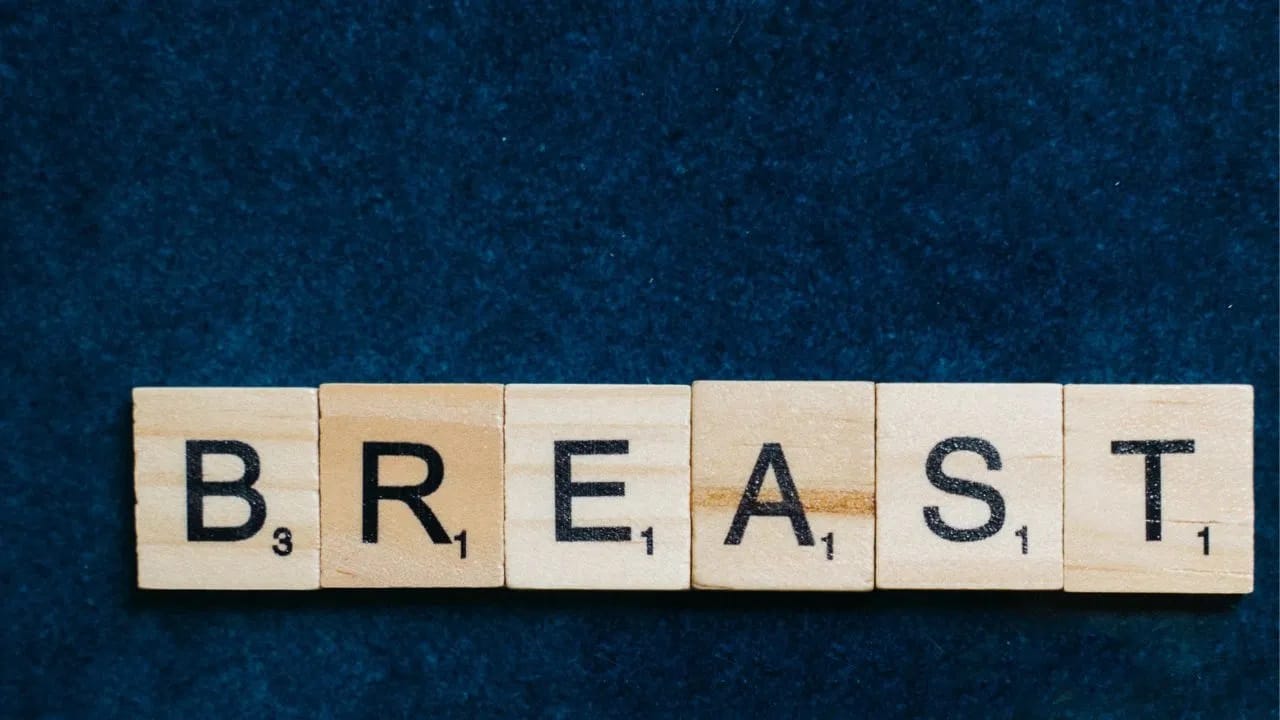 स्तनाखालील त्वचा खूप नाजूक असते आणि स्तनाखालील त्वचेतील ओलावा आणि उष्णता बुरशीजन्य संसर्गास कारणीभूत ठरू शकते. त्याला इंटरट्रिगो असेही म्हणतात. ही स्थिती खूप अस्वस्थ आणि वेदनादायक असू शकते.