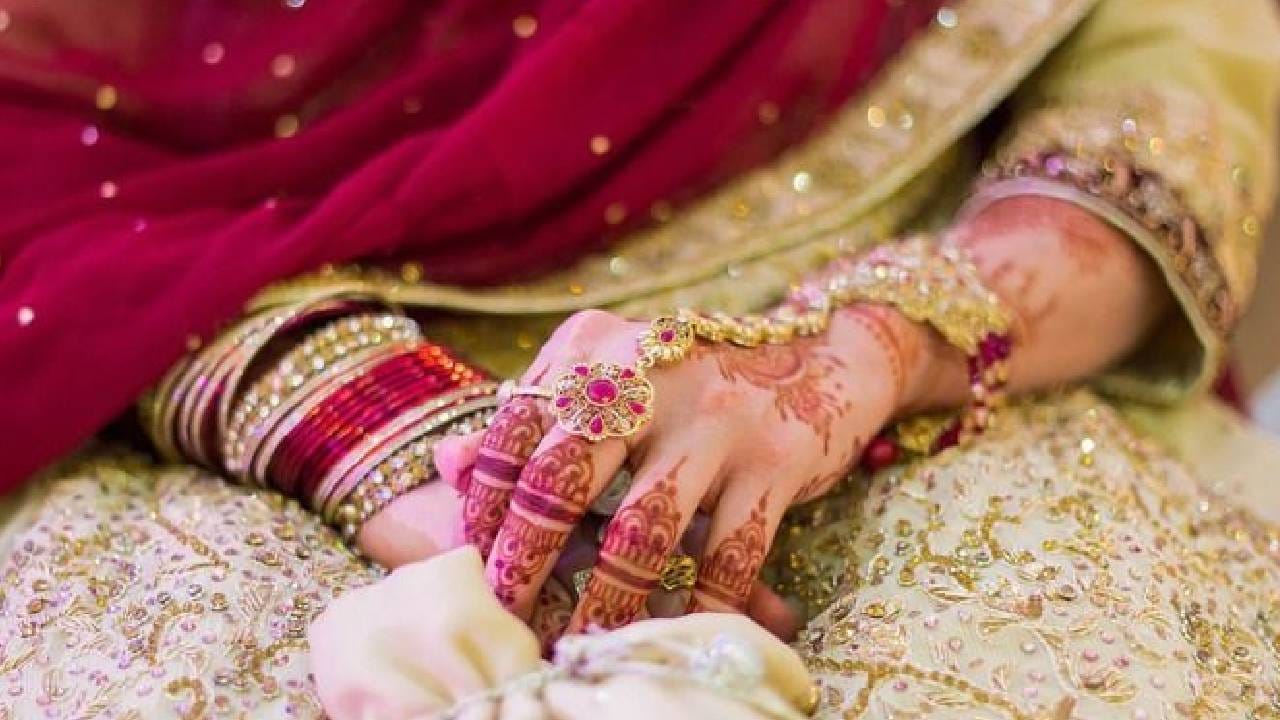 नवऱ्यांनी फक्त वापरलं, अखेर दोन मैत्रिणी अडकल्या विवाहबंधनात; पुढचं प्लानिंगही सांगितलं