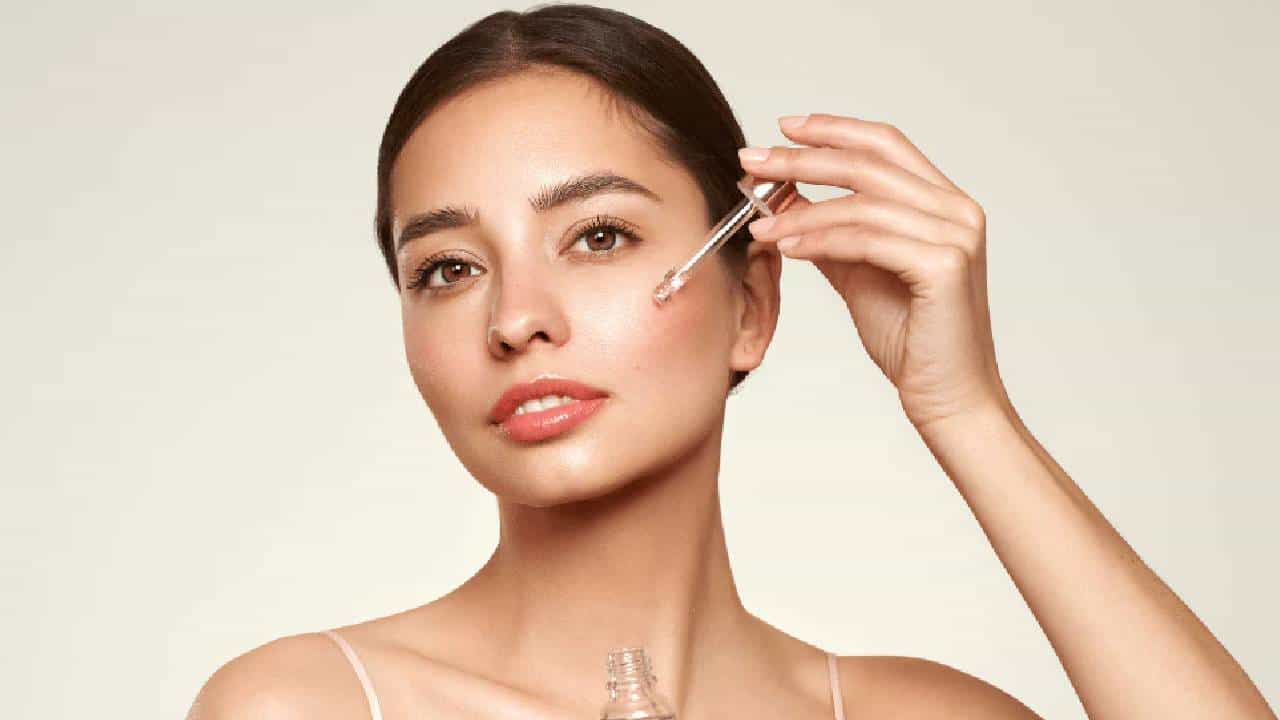 त्वचा चमकदार बनवण्यापासून ते केसांच्या वाढीपर्यंत... या 5 गोष्टींसाठी एरंडेल तेल आहे फायदेशीर, जाणून घ्या