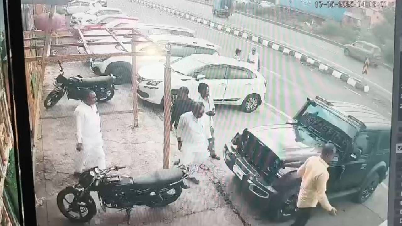 पोलीस दोघांच्या मागावरच होते. हो दोघे एका हॉटेलात थांबले होते. त्या हॉटेलात राजेंद्रने त्याच्या मित्रांसोबत मटणावर ताव मारला होता.