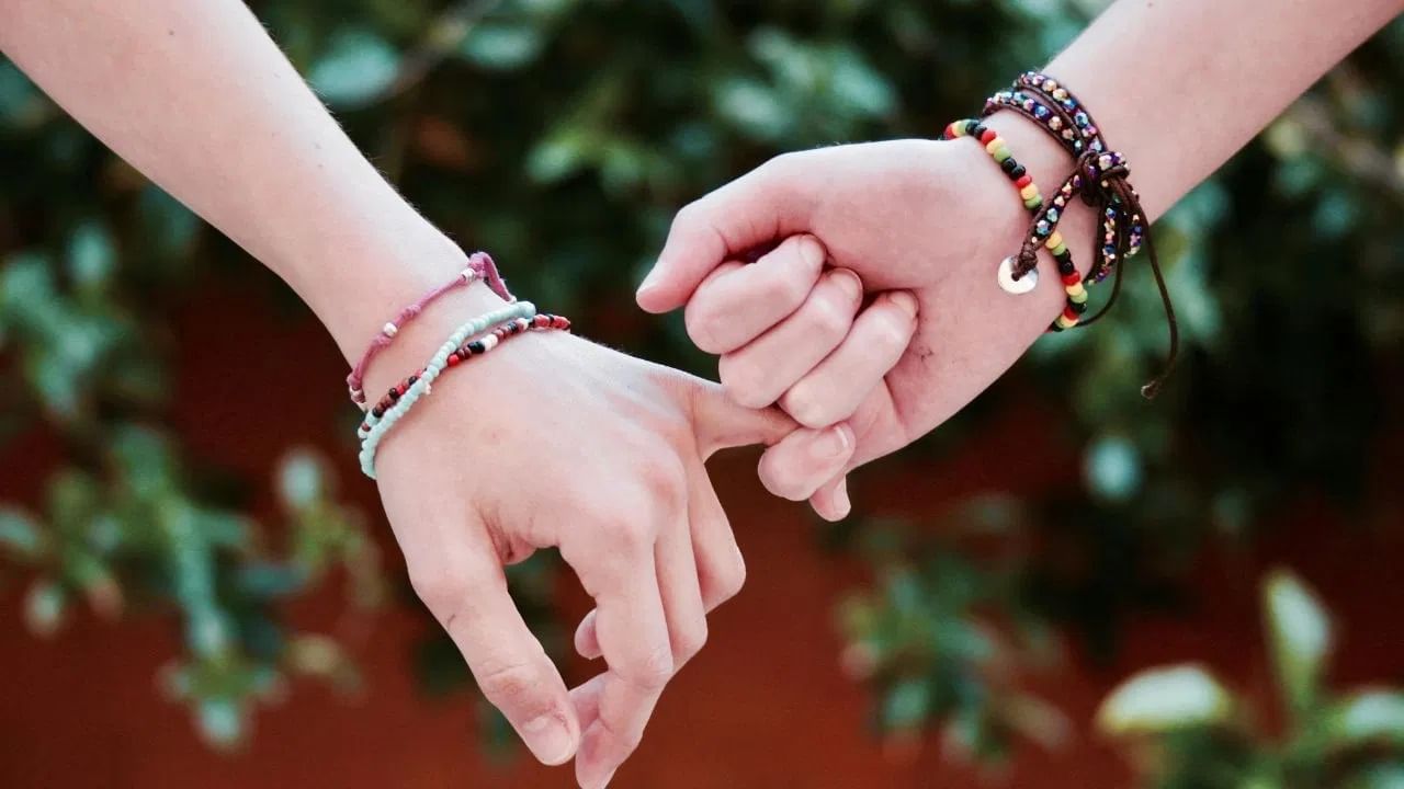 एक दुष्ट आणि चारित्र्यहीन स्त्री कधीही कुटुंबाचे भलं करू शकत नाही. तो नेहमी स्वतःच्या कल्याणाचा विचार करतो. तिची जीवनशैली आणि खाण्याच्या सवयी राणीपेक्षा कमी नाहीत. अशा महिलांना आधार देणाऱ्या व्यक्तीला नेहमीच पैशाची कमतरता भासते.