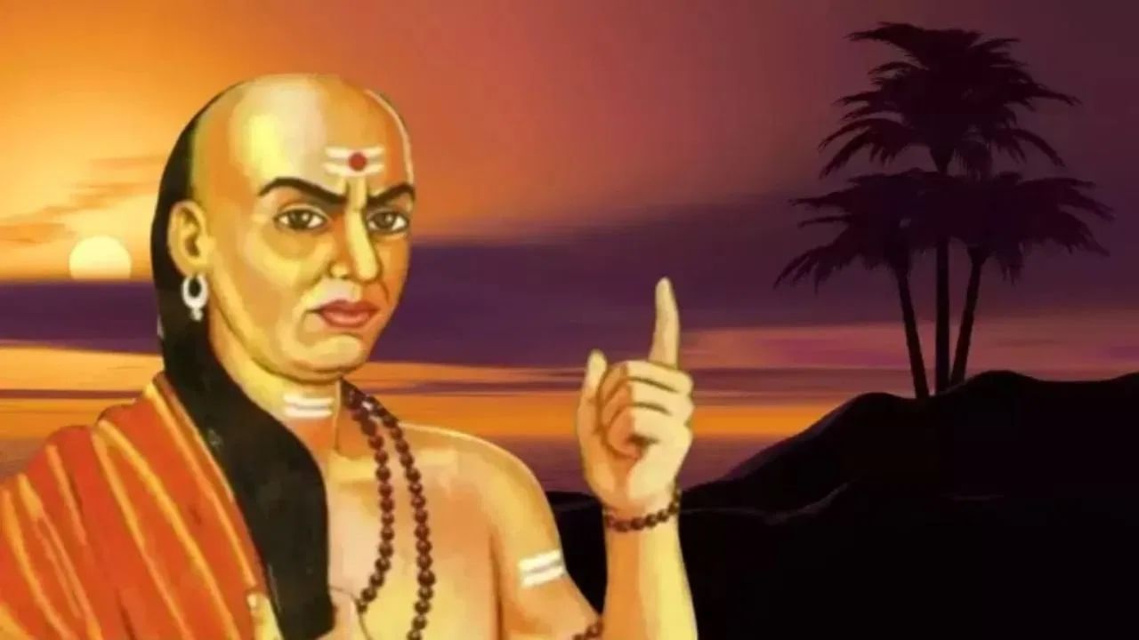 दानधर्मावर जगणारा विद्वान देखील जेव्हा मूर्ख व्यक्तीला उपदेश करतो किंवा सल्ला देतो तेव्हा तो स्वतःला खूप अडचणीत आणि वेदनांमध्ये अडकतो.