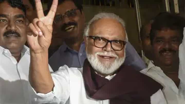 Chhagan Bhujbal Oath : छगन भुजबळ उद्या मंत्रिपदाची शपथ घेणार? 'या' खात्याचा बघू शकतात कारभार Chhagan Bhujbal Oath : छगन भुजबळ उद्या मंत्रिपदाची शपथ घेणार? 'या' खात्याचा बघू शकतात कारभार