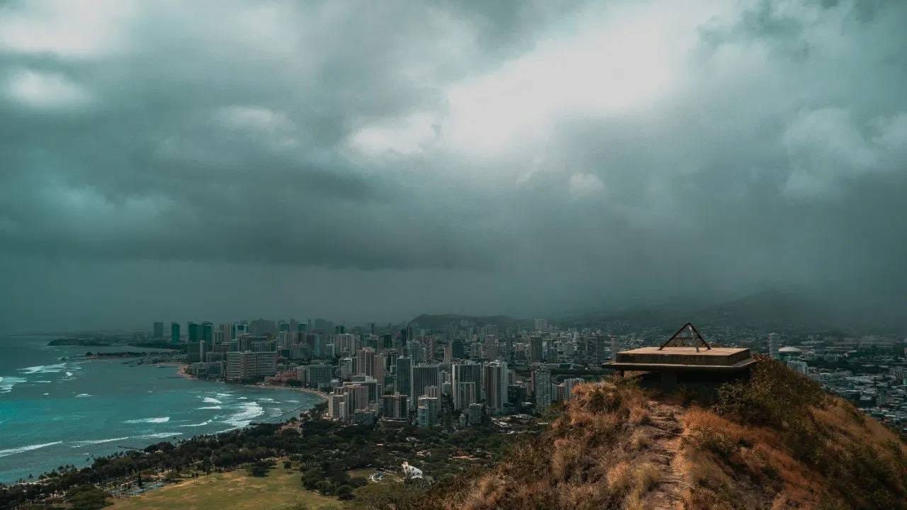 पण मग इतके वजन असतानाही ढग कसे तरंगतात, असा प्रश्न पडू शकतो. कारण असे की ढग तयार करणारे पाण्याचे कण खूप बारीक आणि हलके असतात, जे उबदार हवेने सहजपणे इकडून तिकडे वाहून (नेले) जातात. 