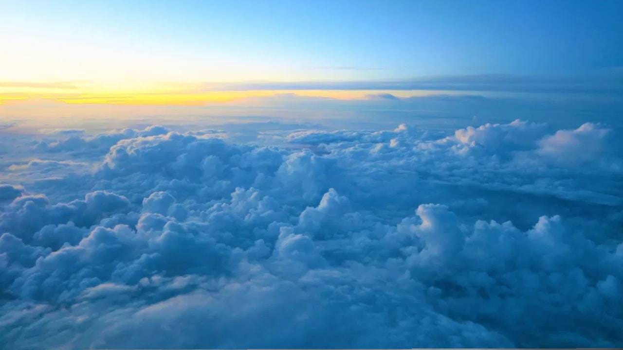 ज्याप्रमाणे पाणी उकळल्यावर वाफेसारखे वर येते, त्याचप्रमाणे पाण्याचे हे छोटे थेंब देखील वर येतात. जोपर्यंत हे थेंब एकत्र येऊन जड होत नाहीत तोपर्यंत ते जमिनीवर पडत नाहीत. ढगांमधून हे पाणी पाऊस, बर्फ किंवा गारपिटीत रूपांतरित होईपर्यंत पडत नाही. जर ढग एखाद्या अडथळ्यावर आदळला किंवा आतून दाब वाढला तर त्यामुळे 'ढग फुटी'ची अशी घटना होऊ शकते.  