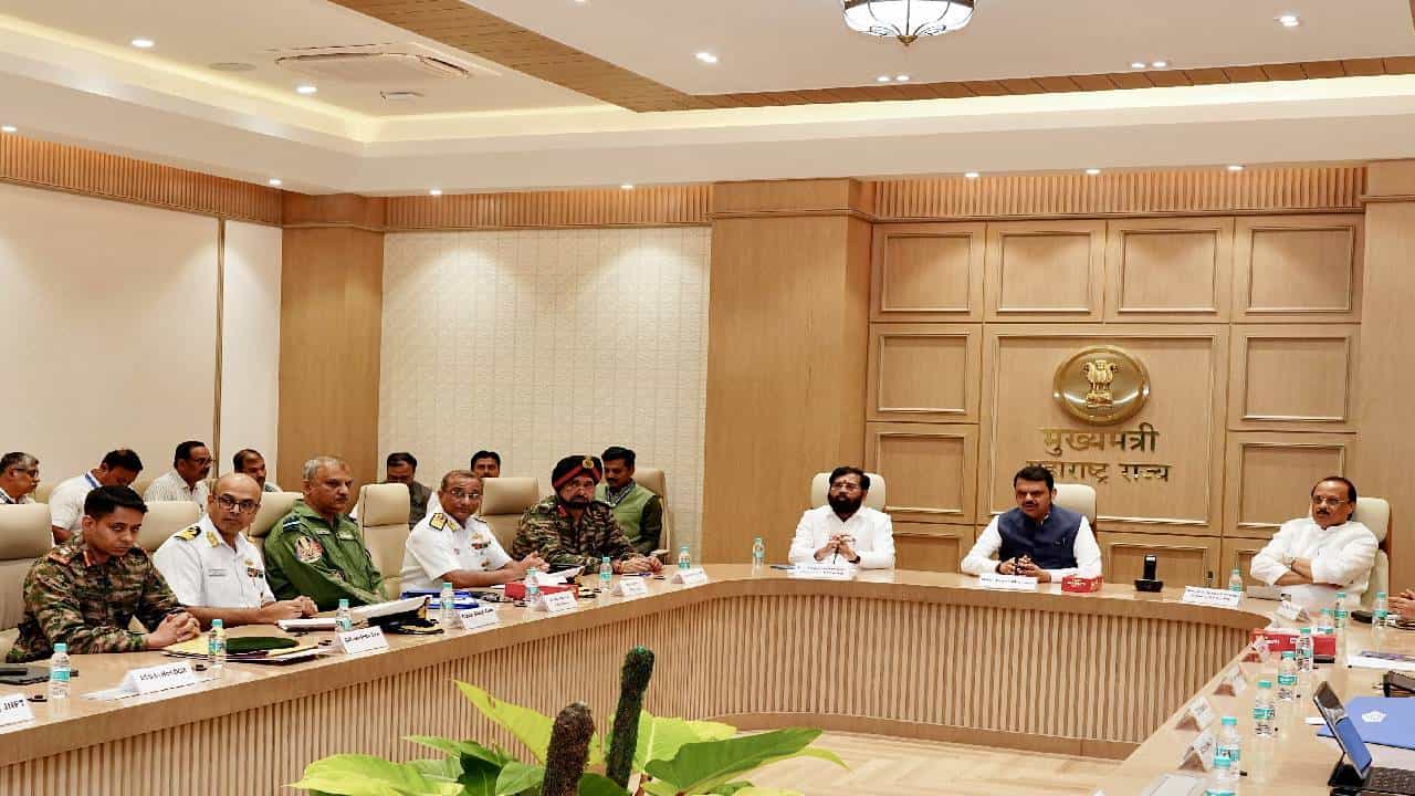 Mahayuti : नागरी-लष्करी समन्वयासंदर्भात 'वर्षा'वर मोठी बैठक, कोणा-कोणाची हजेरी? ऑपरेश सिंदूरवर CM म्हणाले, मी सॅल्यूट...