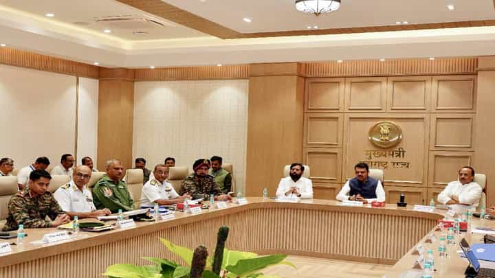 Mahayuti : नागरी-लष्करी समन्वयासंदर्भात 'वर्षा'वर मोठी बैठक, कोणा-कोणाची हजेरी? ऑपरेश सिंदूरवर CM म्हणाले, मी सॅल्यूट... Mahayuti : नागरी-लष्करी समन्वयासंदर्भात 'वर्षा'वर मोठी बैठक, कोणा-कोणाची हजेरी? ऑपरेश सिंदूरवर CM म्हणाले, मी सॅल्यूट...